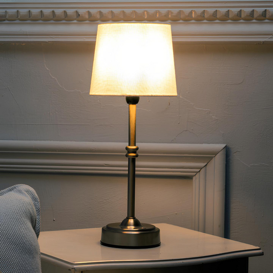 Elegante Metall-Tischlampe mit Stoffschirm – stilvolle Nachttischlampe für Schlafzimmer & Wohnzimmer