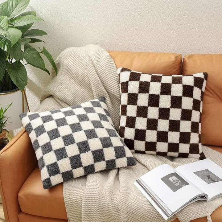 Kissenhülle aus Kunstfell mit Karomuster