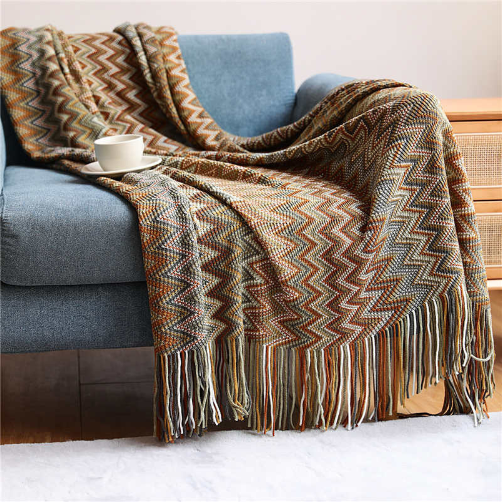 Farbige Zickzack-Strickdecke mit Quasten