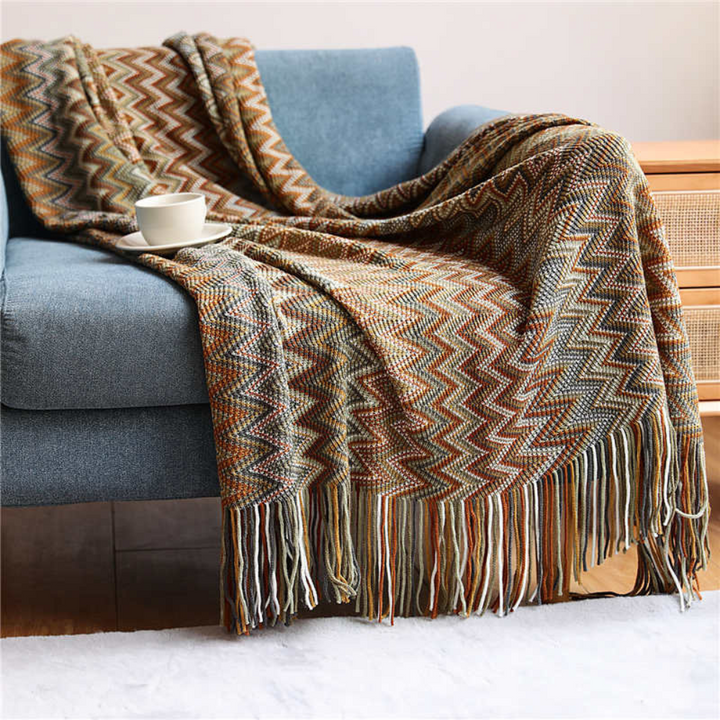 Farbige Zickzack-Strickdecke mit Quasten
