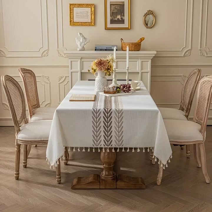 Tischdecke mit gesticktem Blättermuster und Fransenrand