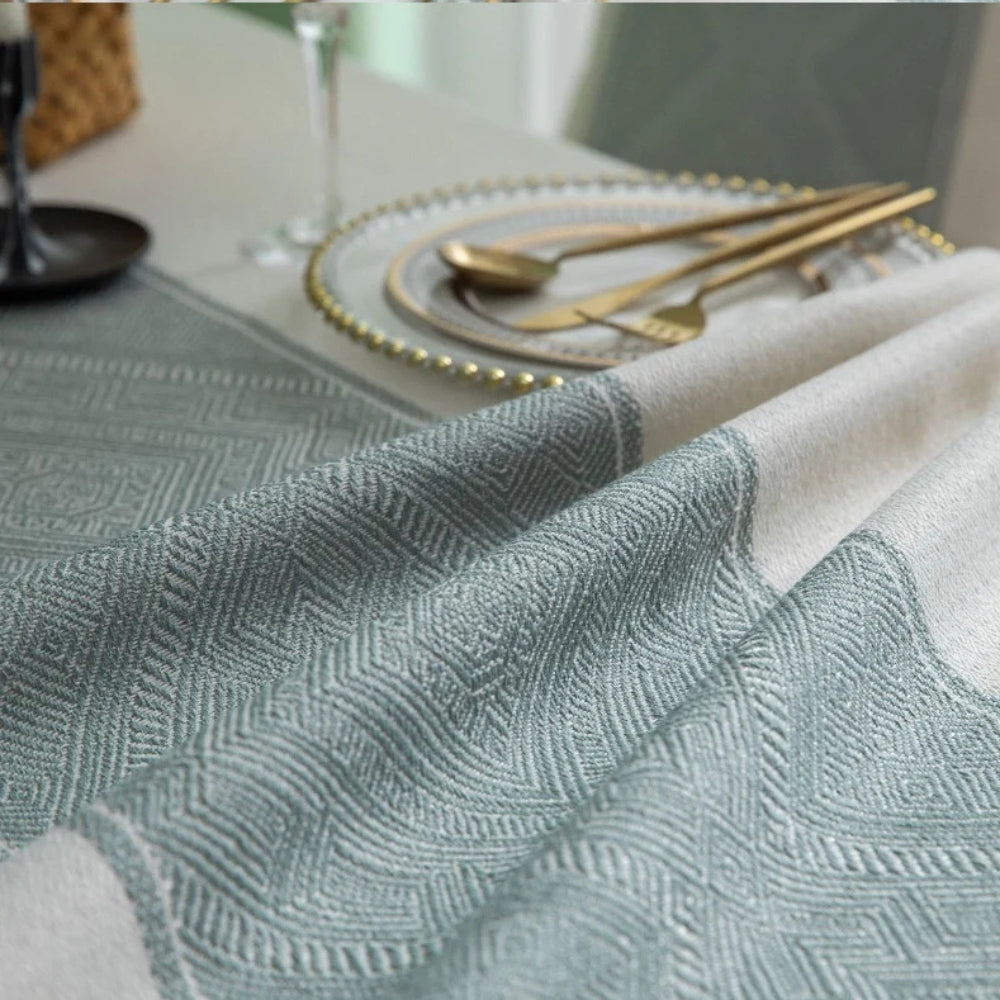 Jacquard-Tischdecke mit geometrischem Muster und Quasten
