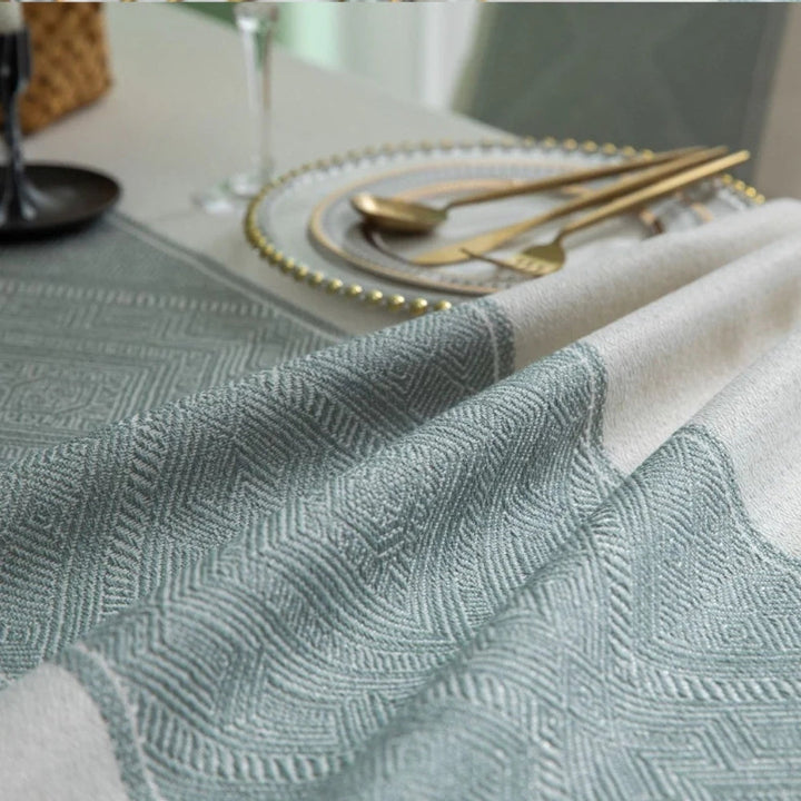 Jacquard-Tischdecke mit geometrischem Muster und Quasten