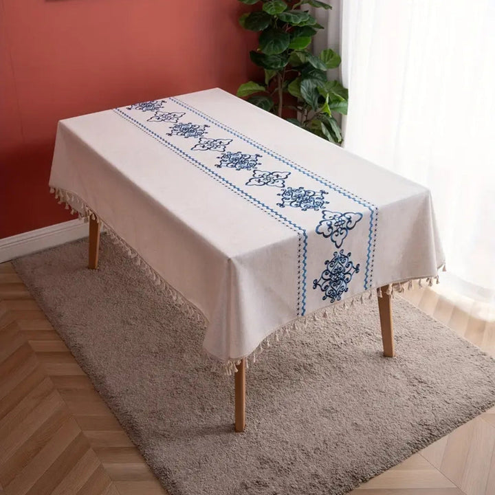 Jacquard-bestickte Tischdecke mit hellen Quasten