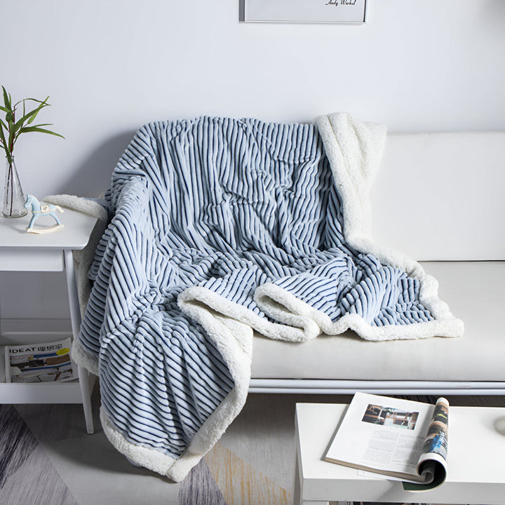 Sherpa-Kuscheldecke mit strukturierten Streifen