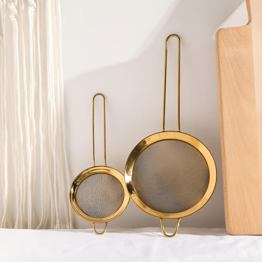 Feines Sieb aus Edelstahl mit goldener Oberfläche