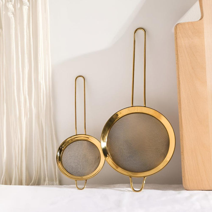 Feines Sieb aus Edelstahl mit goldener Oberfläche
