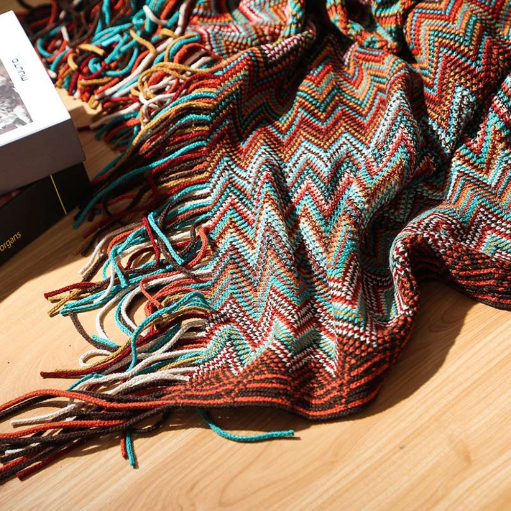 Farbige Zickzack-Strickdecke mit Quasten