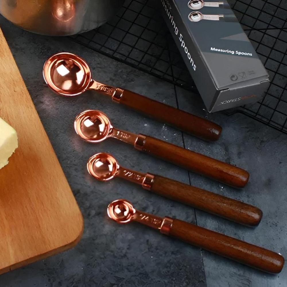 Kupferfarbene Messlöffel und Messbecher