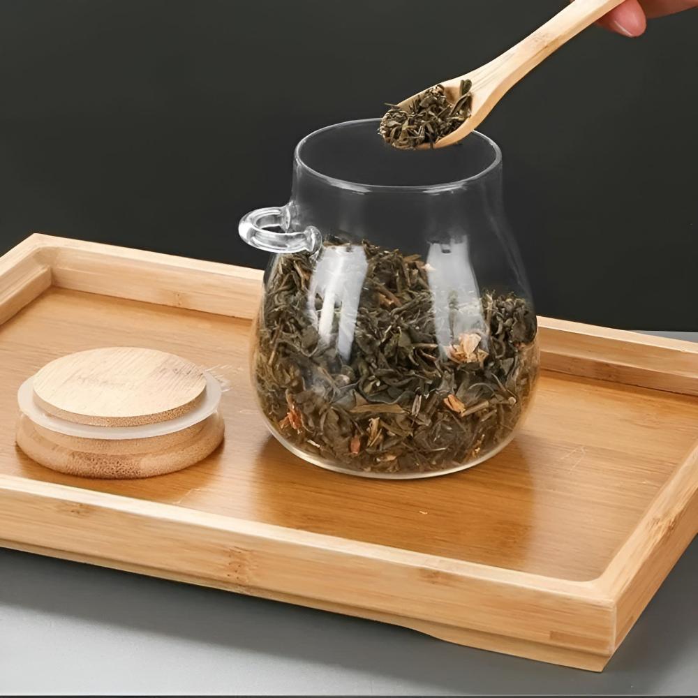 Vorratsglas mit Holzdeckel und Löffel