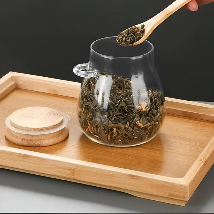 Vorratsglas mit Holzdeckel und Löffel