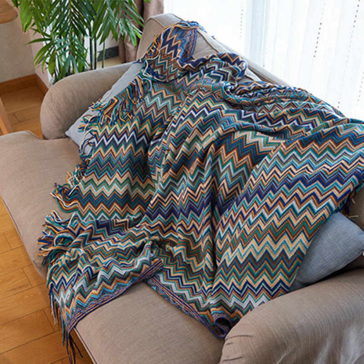 Farbige Zickzack-Strickdecke mit Quasten