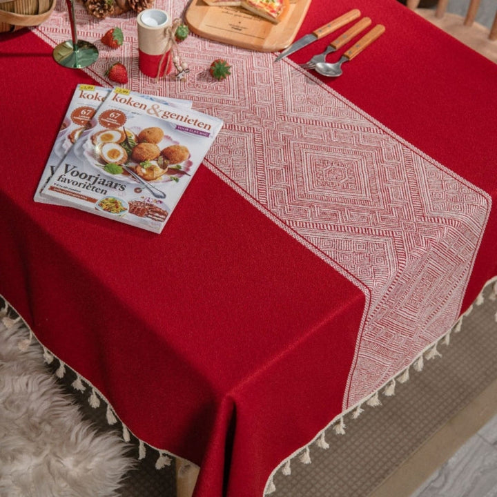 Jacquard-Tischdecke mit geometrischem Muster und Quasten