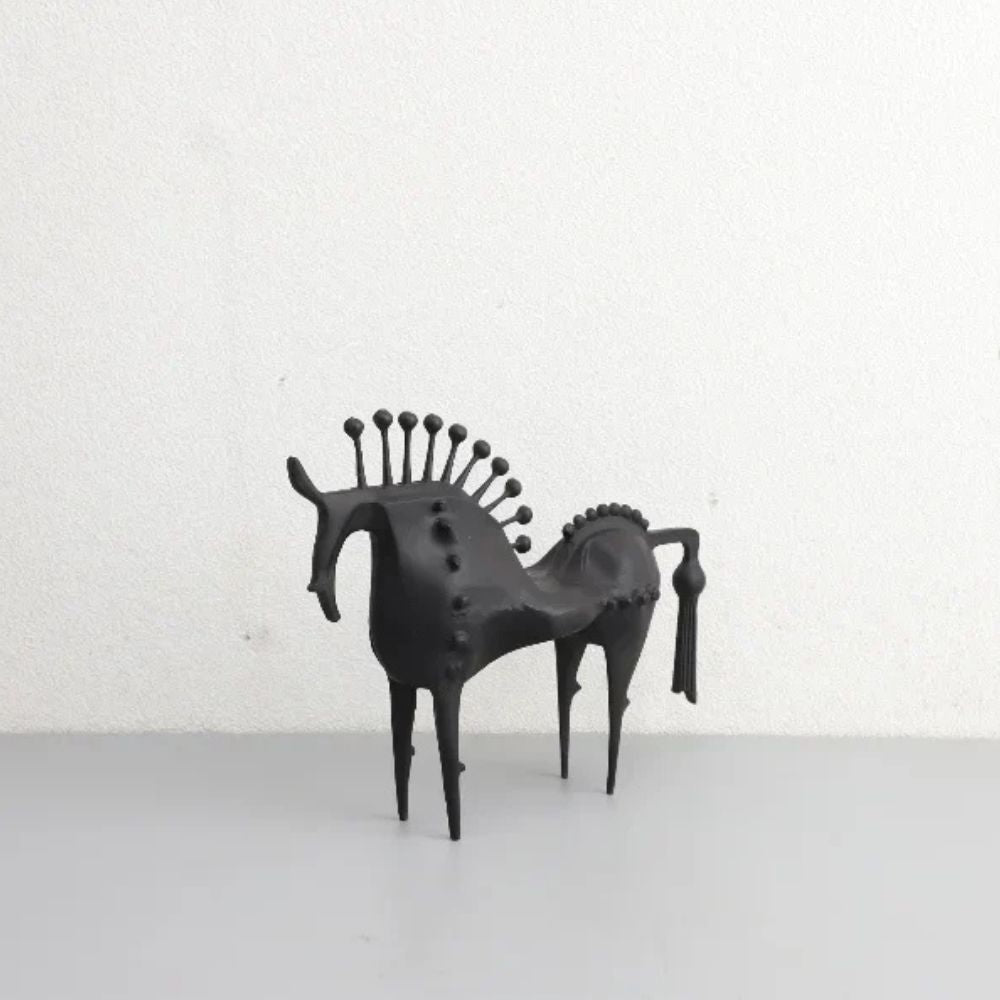 Pferdeskulptur aus schwarzem Metall