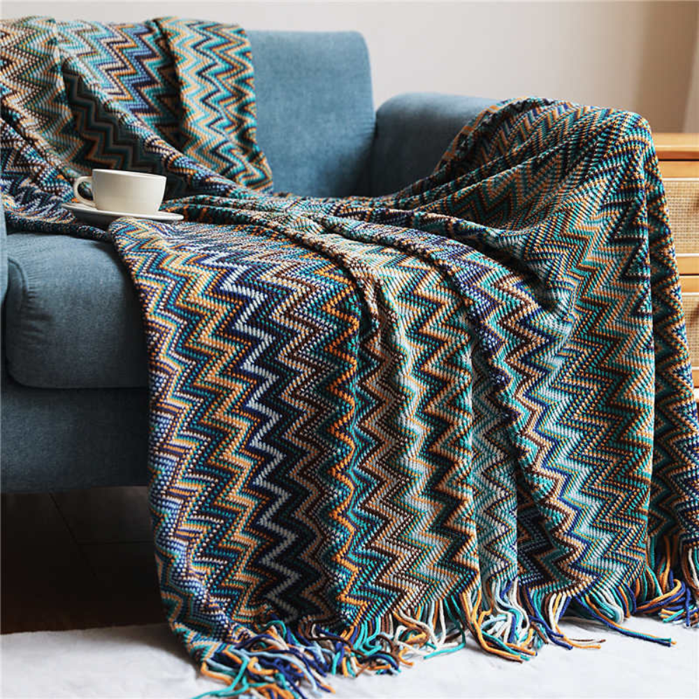 Farbige Zickzack-Strickdecke mit Quasten