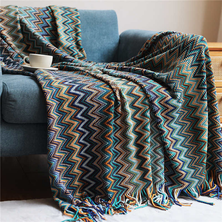 Farbige Zickzack-Strickdecke mit Quasten
