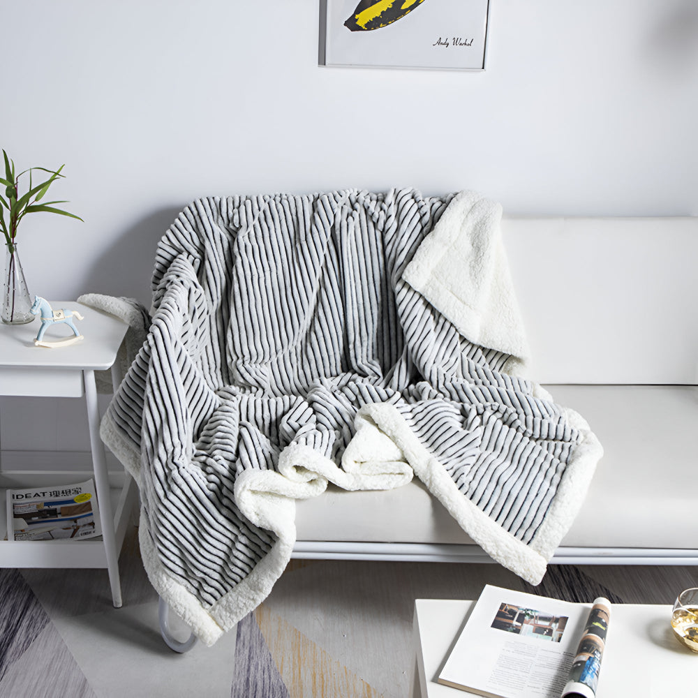 Sherpa-Kuscheldecke mit strukturierten Streifen