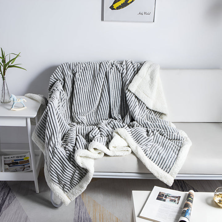 Sherpa-Kuscheldecke mit strukturierten Streifen