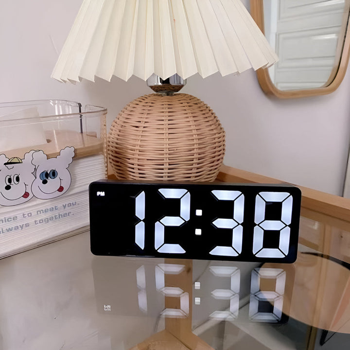 Digitaler LED-Wecker mit Spiegelfront