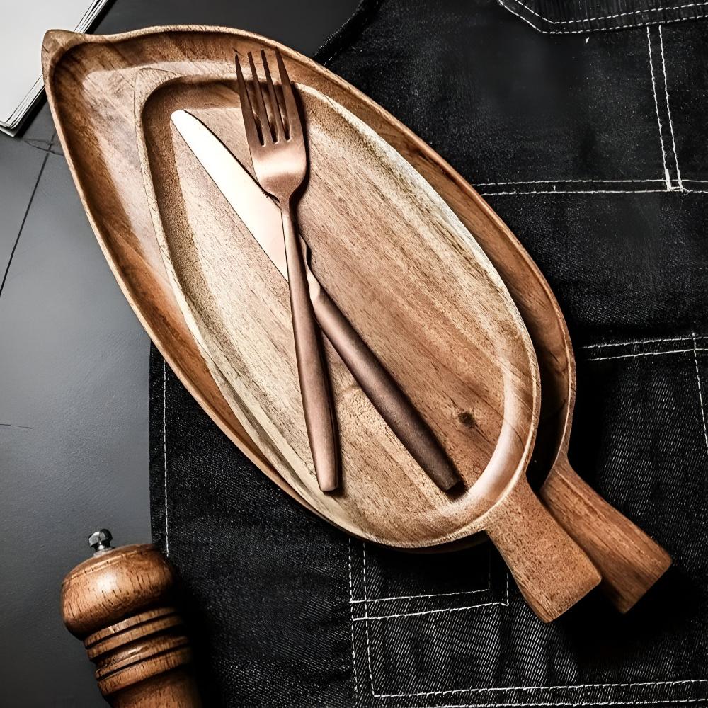 Serviertablett aus Holz in Blattform