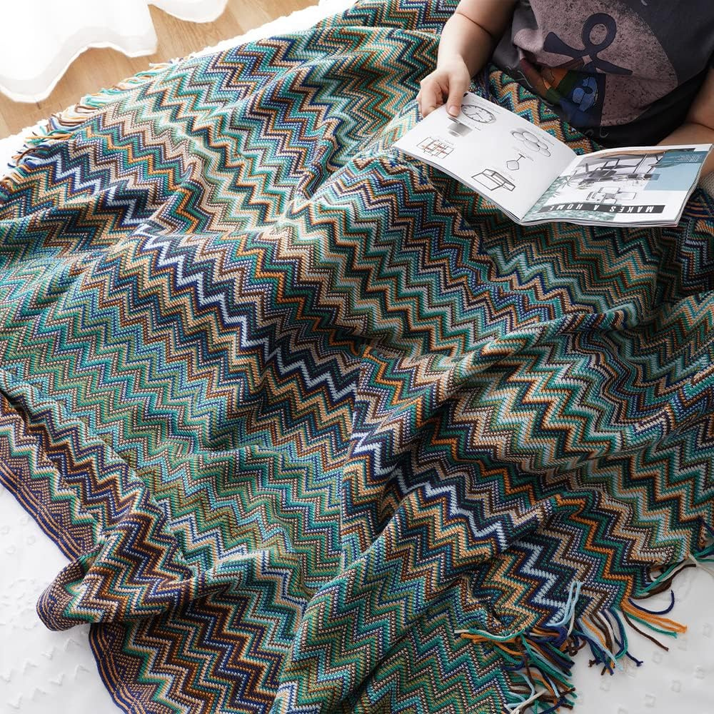 Farbige Zickzack-Strickdecke mit Quasten