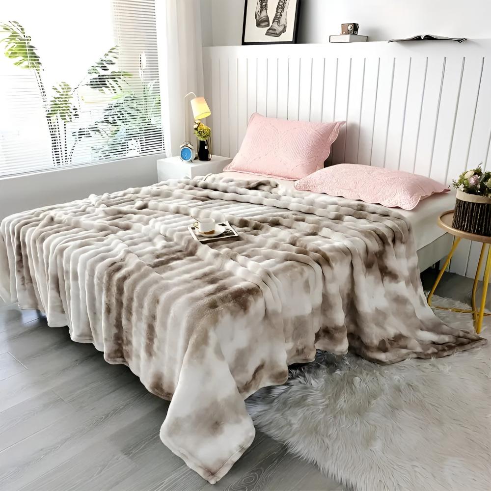 Kuscheldecke aus Kunstfell mit Batikmuster