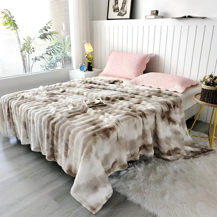 Kuscheldecke aus Kunstfell mit Batikmuster