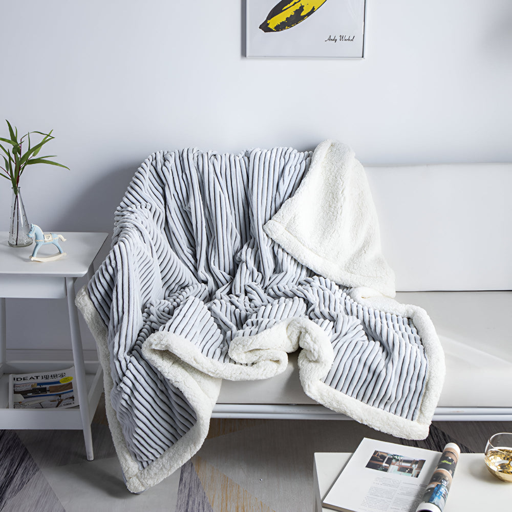 Sherpa-Kuscheldecke mit strukturierten Streifen