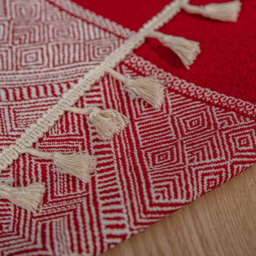 Jacquard-Tischdecke mit geometrischem Muster und Quasten