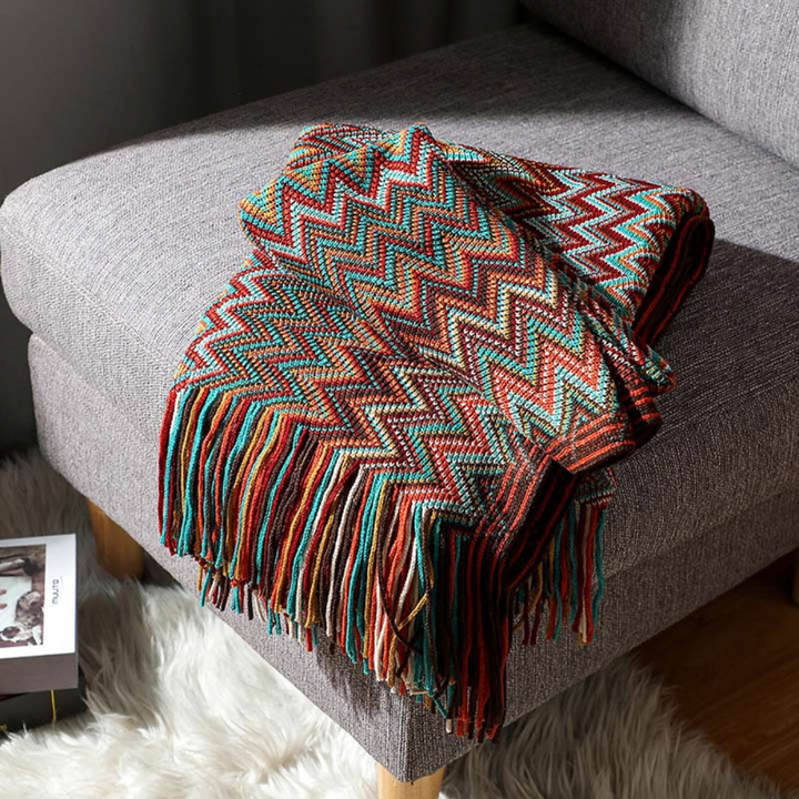 Farbige Zickzack-Strickdecke mit Quasten