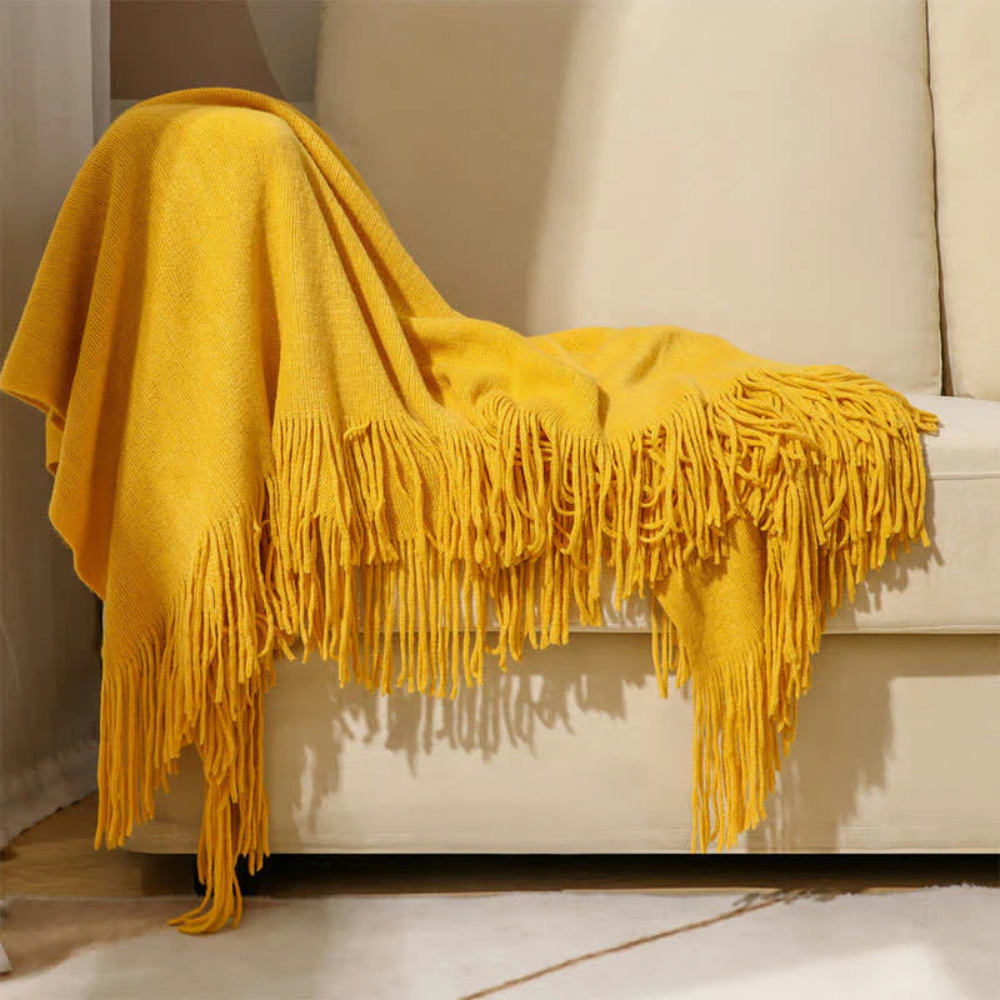 Grobstrickdecke mit Quasten