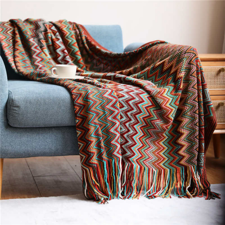 Farbige Zickzack-Strickdecke mit Quasten
