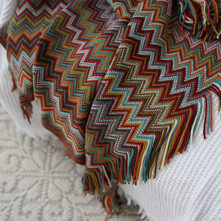 Farbige Zickzack-Strickdecke mit Quasten