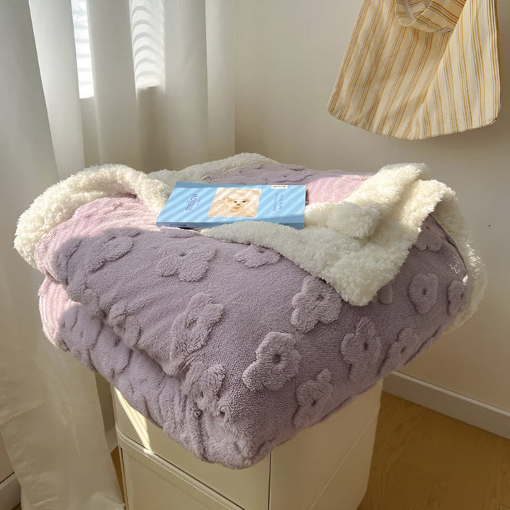 Decke mit Wolken- und Blumenmuster