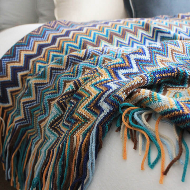 Farbige Zickzack-Strickdecke mit Quasten