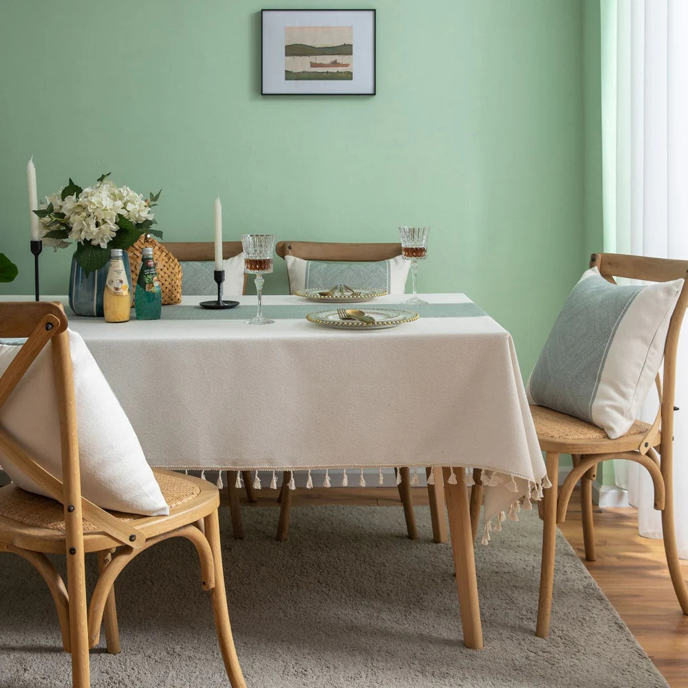 Jacquard-Tischdecke mit geometrischem Muster und Quasten