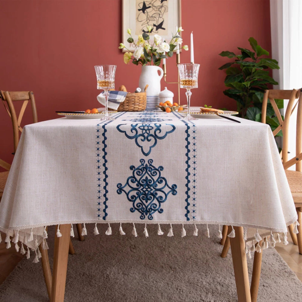 Jacquard-bestickte Tischdecke mit hellen Quasten