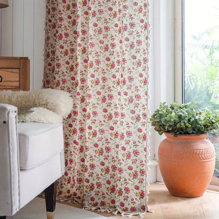 Vorhang aus Baumwoll-Leinen-Mischgewebe mit Blumen und Quasten