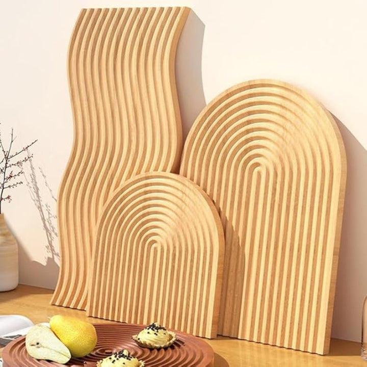 Serviertablett aus Holz mit Rillenmuster