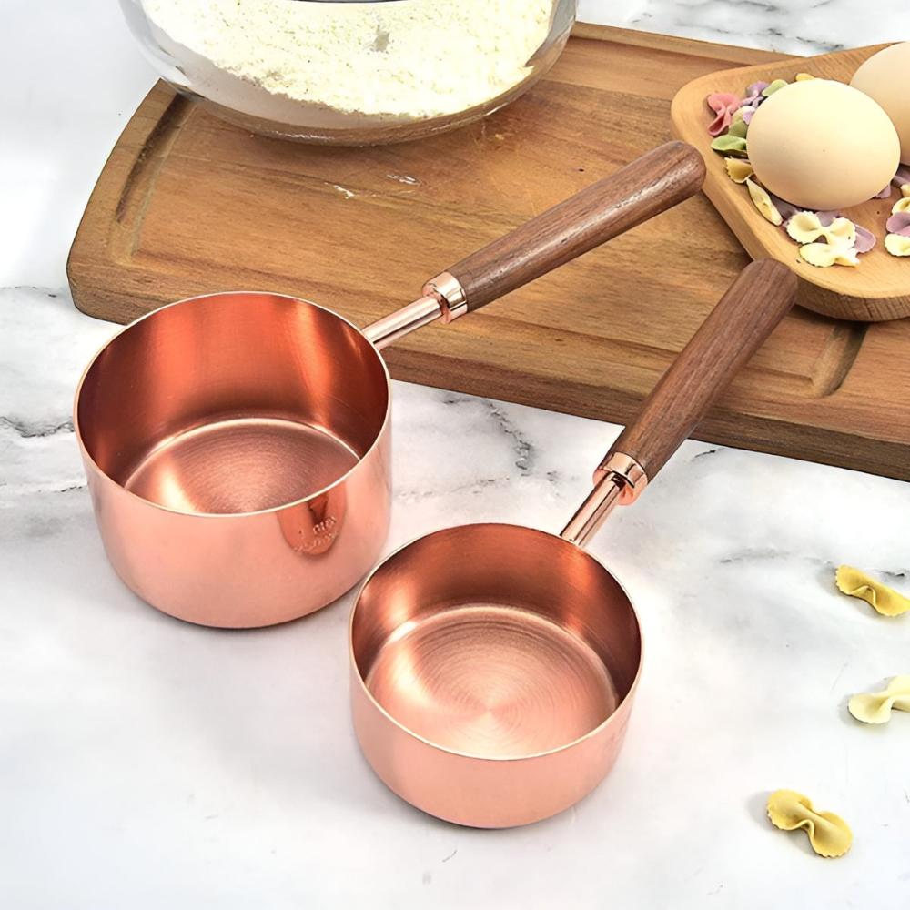 Kupferfarbene Messlöffel und Messbecher