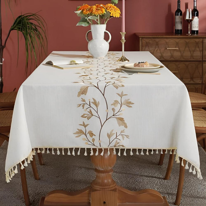Tischdecke mit Blumenstickerei und Fransen