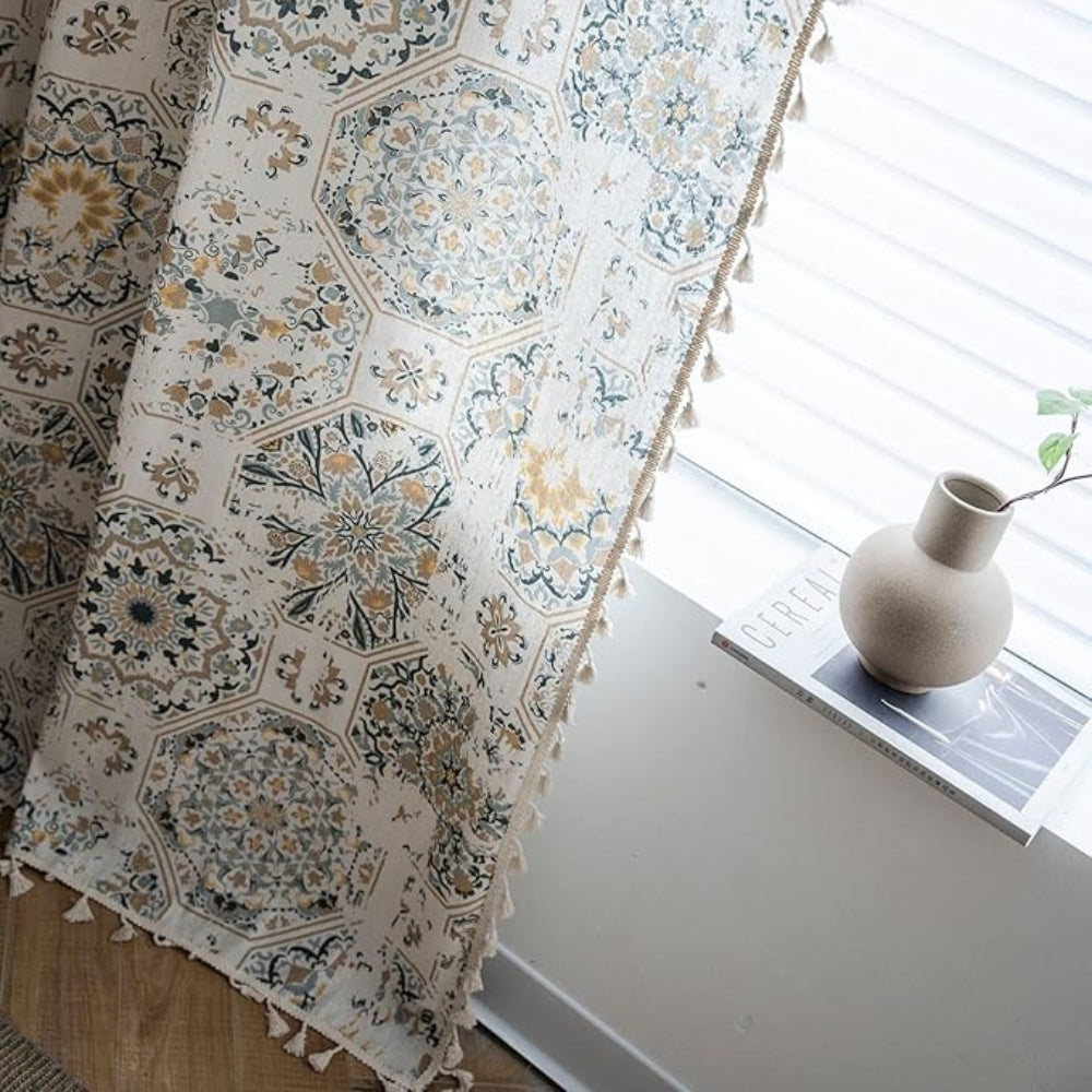 Boho-Vorhang mit Blumenmuster und Quasten