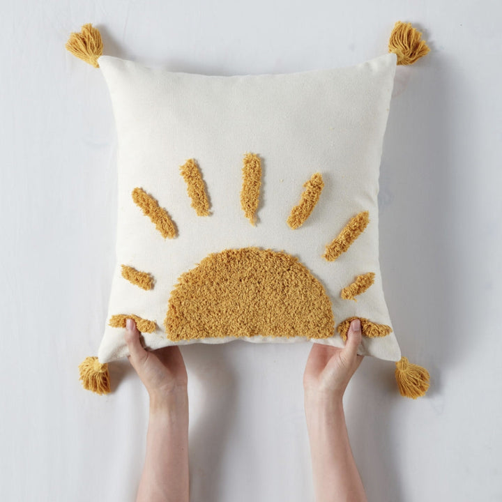 Boho-Kissenbezug mit getuftetem Sonnenmotiv