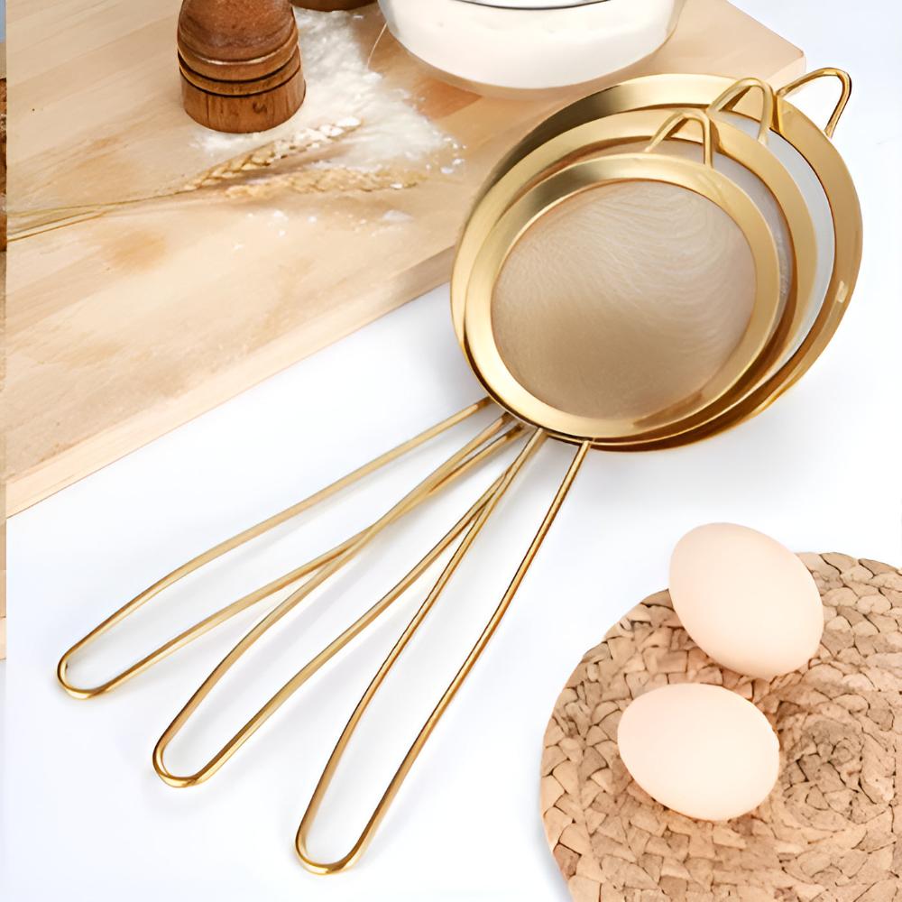Feines Sieb aus Edelstahl mit goldener Oberfläche