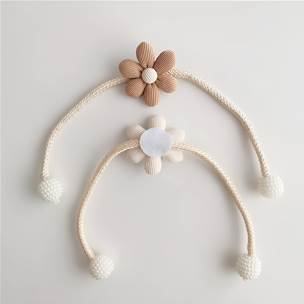 Raffhalter mit bestickter Blume und Perle