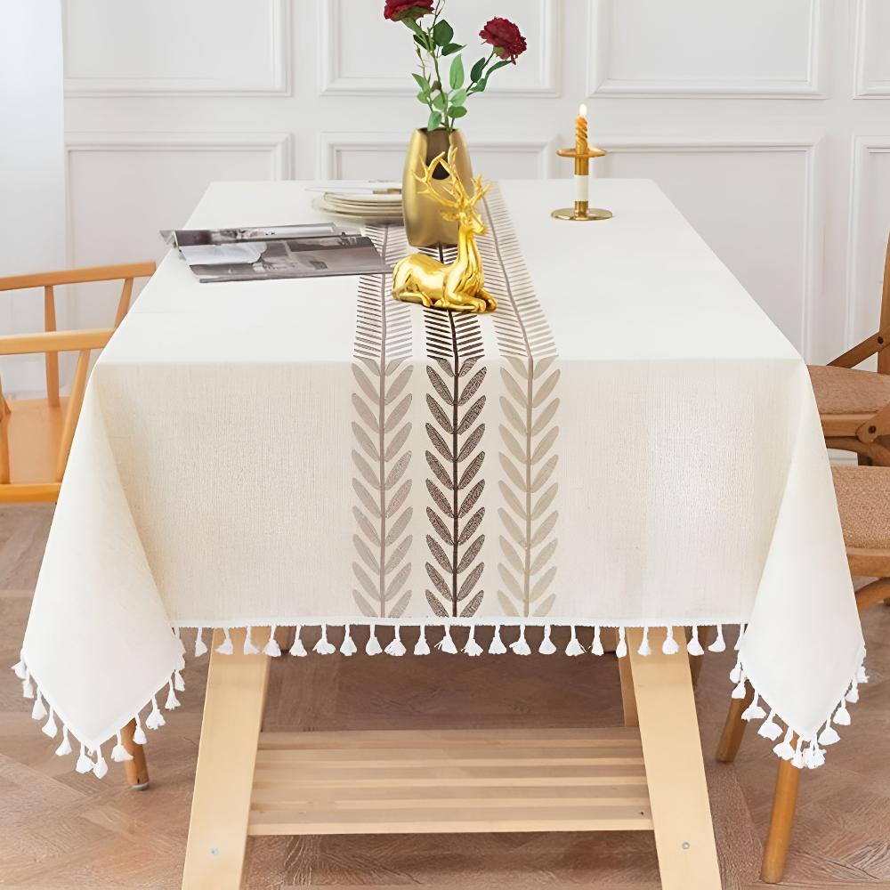 Tischdecke mit gesticktem Blättermuster und Fransenrand