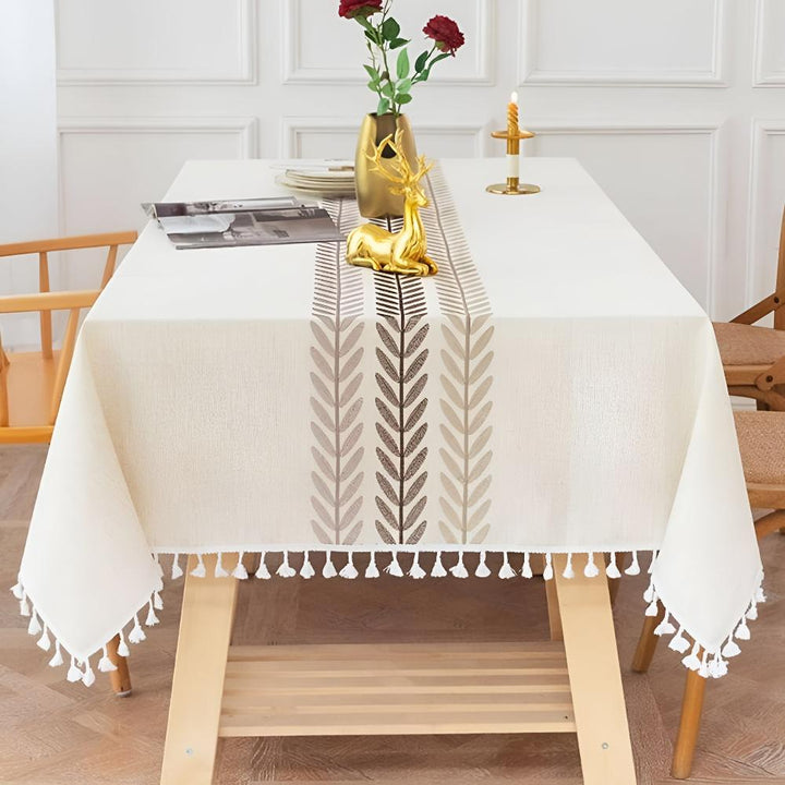 Tischdecke mit gesticktem Blättermuster und Fransenrand