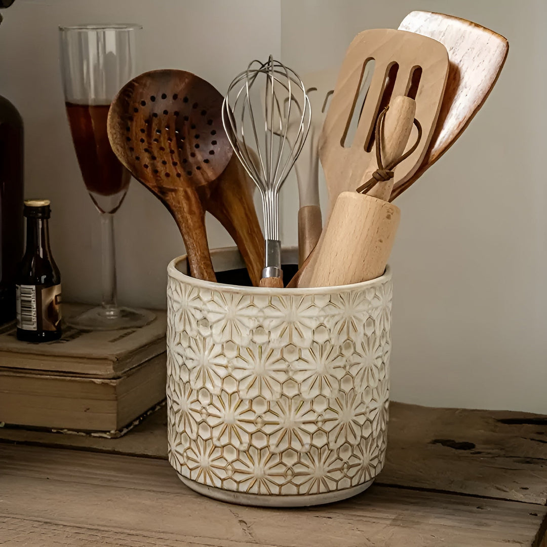 Keramik-Utensilienhalter mit erhabenem Blumenrelief
