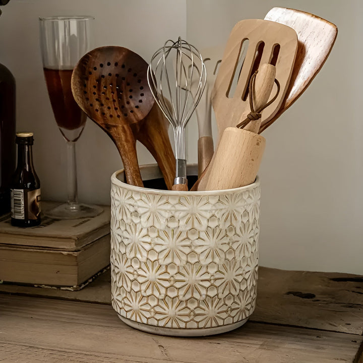 Keramik-Utensilienhalter mit erhabenem Blumenrelief
