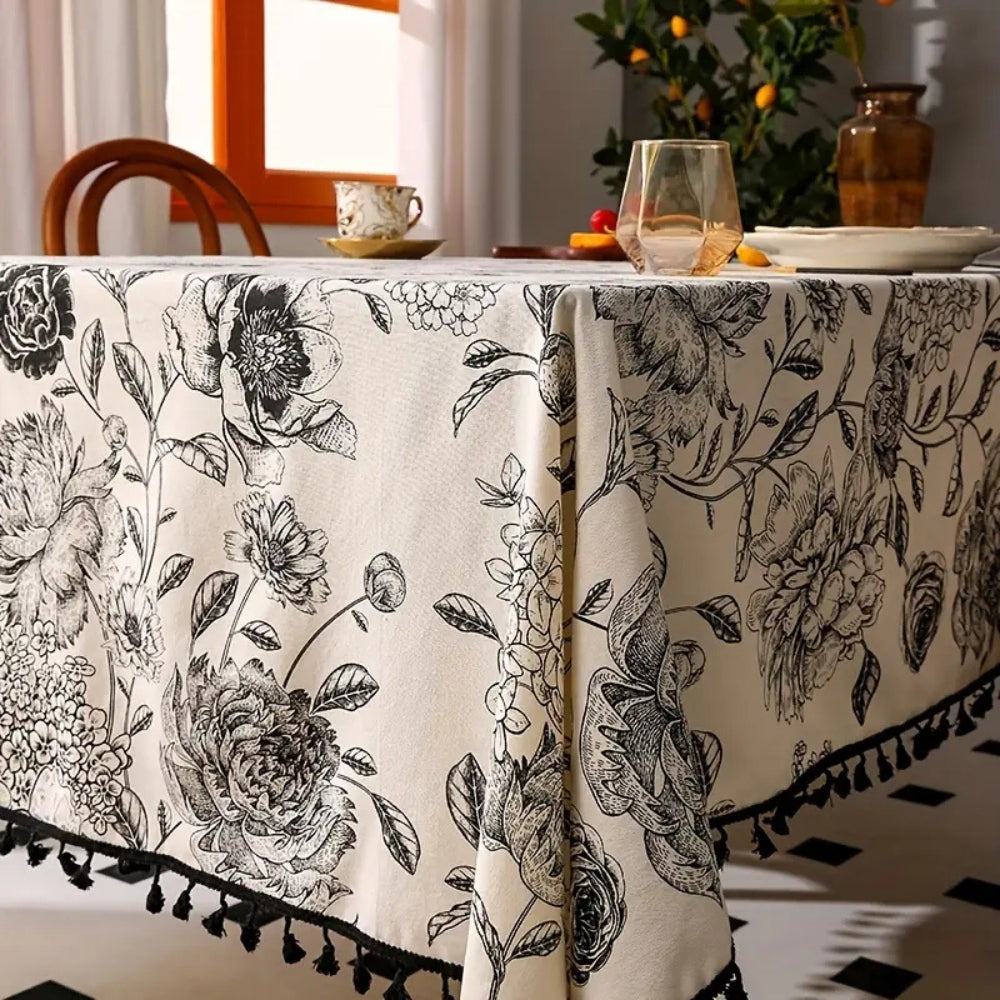Schwarze Tischdecke mit Blumenmuster und Quasten